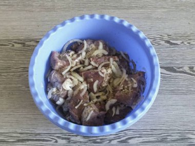 Kasenin içindekileri 2-3 dakikalığına ellerinle hatırla, 15 dakikalığına masadan kalk. Sonra 8 saat boyunca soğutma..