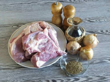 Salamurasız domuz şişi yapmak için gerekli tüm malzemeleri hazırlayın..