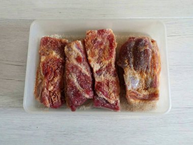 Hazırlanmış hammaddeleri koy, kapağı kapat. 4 gün boyunca buzdolabı..