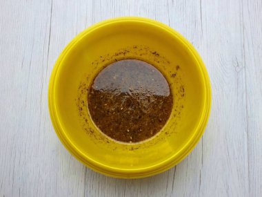 Salamurayı hazırlayın. Bir kasede, sebze yağı, elma sirkesi, baharat ve hardal karışımı..