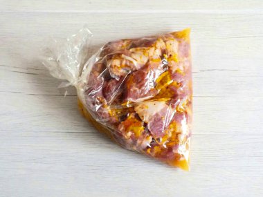 Torbayı bağla. Çantayı sağa sola çevir. 3 saatliğine oda sıcaklığında terbiye edilmesine izin ver. Buzdolabına koyarsan, 6 saat..