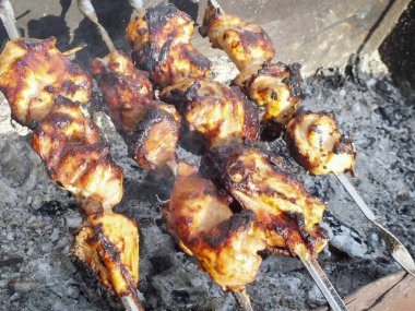 Bitmiş kebapta belirgin bir kabuk olacak. Eğer bu deriyse, kolayca çıkarılabilir. Sıcak kebabı servis et..