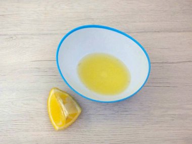 Limonların suyunu sıkarak çıkar. 