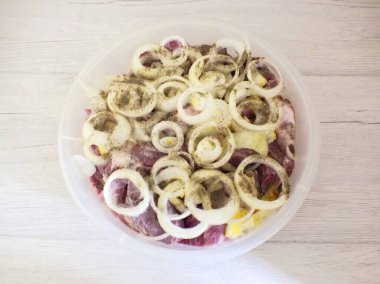 Bir sonraki tabaka soğan ve limonu da et parçalarıyla sırayla koy. Üst tabaka soğan ve limon olmalı. Biber ve unutma ellerinle et soğanlı ve limonlu.