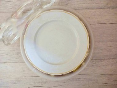 Baskıyı en üste koyun. Mesela bu bir tabak olabilir. Kebabı 1 saat 30 dakika oda sıcaklığında terbiye etmek için bırak..