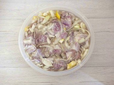 Belirtilen sürenin sona ermesine 15 dakika kala, baskıyı, tuzu, karıştırmayı ve zamanın sonuna kadar ayrılmayı.