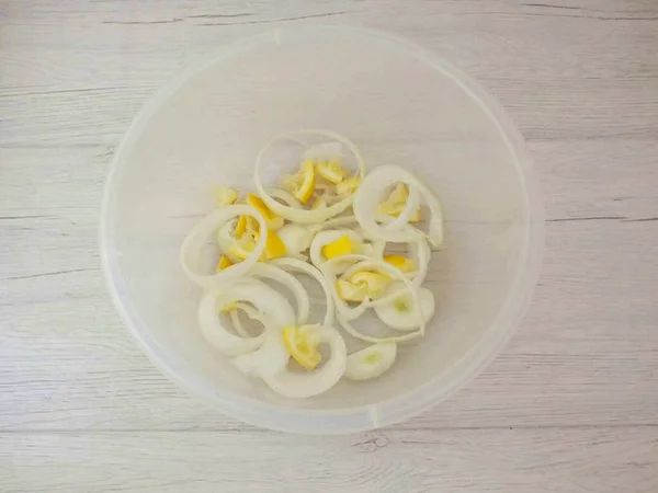 目视地把洋葱切割成三分 柠檬石榴也是如此 放一片洋葱和柠檬在一个深碗的底部 — 图库照片