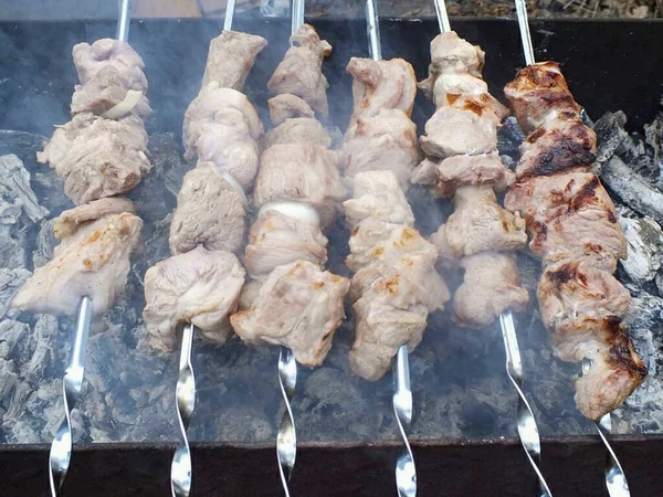 Faire Frire Kebab Sur Gril Retournant Les Brochettes Pour Former — Photo