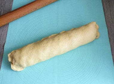 Yuvarlanmanın dikişlerini ve kenarlarını sıkıca kavra..