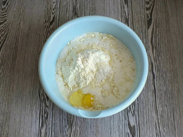 Κοσκινίστε 380 Γραμμάρια Αλεύρι Ζυμώστε Ένα Μπολ Προσθέστε Αυγό Αλάτι — Φωτογραφία Αρχείου
