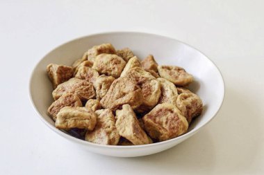 Ortaya çıkan parçaları serinlet. Bir fincana aktar.