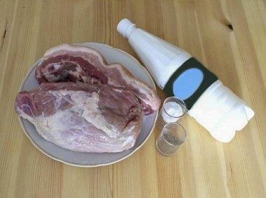 Ayran 'da kebap pişirmek için gerekli tüm malzemeleri hazırlayın..
