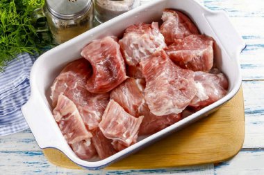 Domuzu çalkala, damarları kes ve etten filmleri kes. Parça parça kes. Kesiğin boyutunu istediğiniz gibi ayarlayın: büyük mü küçük mü? Yağlı katmanlı et seç ki kavrulduktan sonra tadı kuru olmasın..