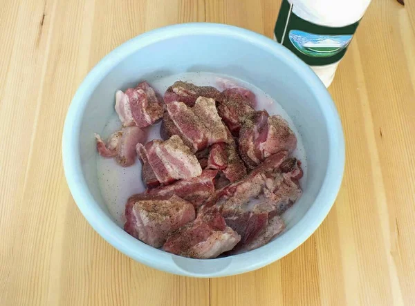 Transfer the meat to a bowl, add pepper and spices to taste. Fill with ayran at room temperature. Press down on top with a plate so that all the pork is covered in the liquid. Tighten with plastic wrap or cover. Refrigerate for 24 hours.