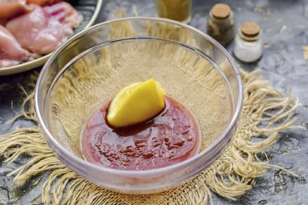 Vierta Salsa Tomate Tazón Recipiente Profundo Agregue Jugo Limón Aceite — Foto de Stock