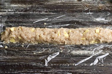 Masanın üzerine bir film koyun ve kıyma koyun..