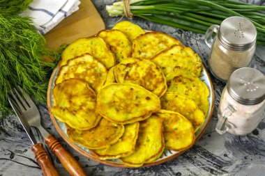 Kabak ve feta kreplerini sıcak servis et ki hamurdaki peynir güzelce yayılsın. Ekşi krema, krema ve sarımsak sosunu unutma..