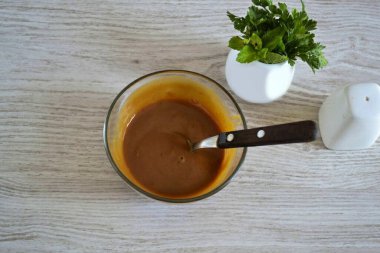 Sosu karıştır, çok yoğun olduğu ortaya çıktı. Bıçağı yağlamak için kullanışlı olacaktır..