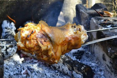 Bıçağı ızgarada pişir, ara sıra ilave sos sür. Parmak eklemleri güzel bir şekilde altın olana kadar kızart. Aslında, içeride hazır, sadece dışı kahverengileşecek..