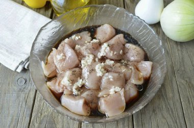 Tavuk filetoya bal, soya sosu, karabiber ve sarımsak ekle. Karıştır.