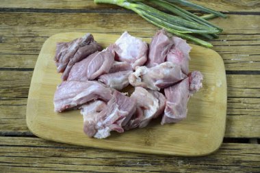 Domuz etini küçük parçalara ayır (ızgarada pişirilen normal şiş kebabtan daha küçük doğra). Ya yağsız domuz eti seçersin, ya da daha şişman. Sonra kebap daha sulu olur..