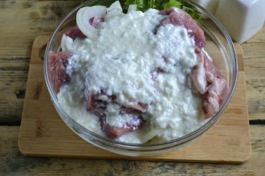 Tuz, biber ve kefir ekle. 2-3 saat boyunca karıştırın ve soğutun. Bu süre zarfında ızgarayı hazırlamaya başlayın..