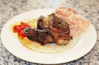 İğneyi porsiyonlar halinde ya da büyük bir tabakta servis et. Afiyet olsun.!