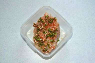 Balığı salamuraya batırmak için soğutun..