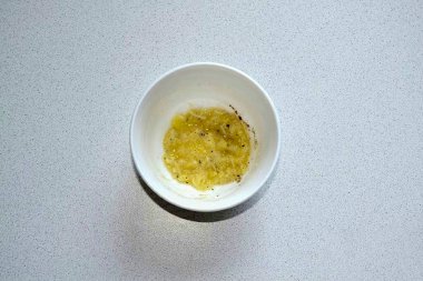 Limon suyunu sık ve her şeyi karıştır..