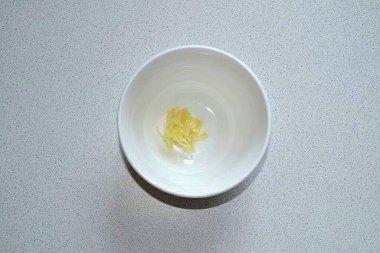 Sarımsağı rendeleyin ya da matbaadan geçirin..