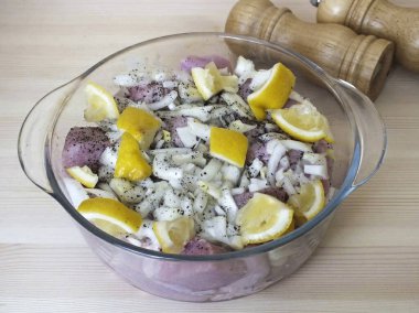 Eti derin bir kaseye koy. Doğranmış soğan, taze biber, limon suyu ve limon dilimleri ekle. Her şeyi iyice karıştır, sanki et öğütüyormuş gibi..