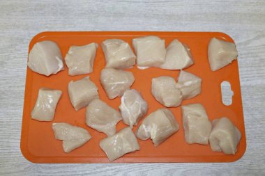 Tavuk göğsünü küp küp doğra.