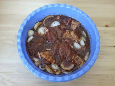 İyice karıştır. Plastik ambalaj ve soğutucuyla 8-12 saat sıkın..