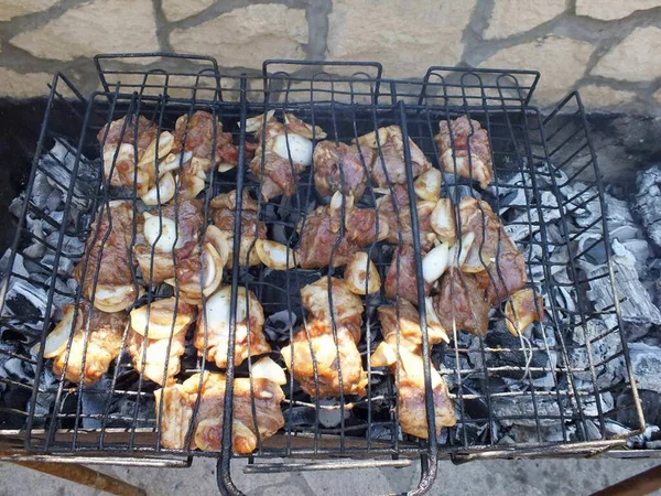 Após Tempo Decorrido Coloque Carne Uma Prateleira Arame Espeto Assado — Fotografia de Stock