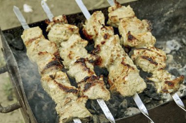 Şiş kebabı arzulanan düzeye gelene kadar düzenli olarak pişir..