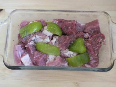 Zaman geçtikten sonra, tuz ekle ve eti karıştır..