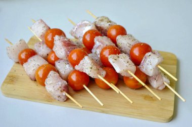 Şişlerin üzerine soğuk su dök. İp balığı, domateslerle dönüşümlü..