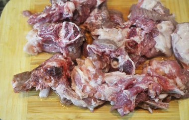 Bulgar şiş kebabı pişirmek için gerekli tüm malzemeleri hazırlayın. Eti parçalara ayırın..