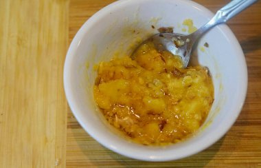 Karıştır, biraz yağ ekle. Sos hazır..