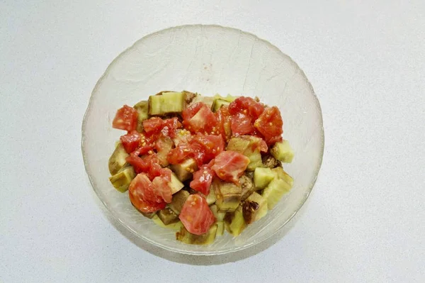 Adicione Tomate Picado Para Saladeira — Fotografia de Stock