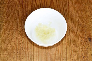 Ya pres makinesinden geç ya da sarımsağı rendele. Limon suyu ekle.