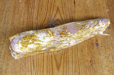 Filetoyu naylona sar ve 2-3 saat terbiye et. Bu gece bırakabilirsin..