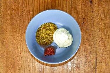 Mayonez, hardal ve yaban turpunu birleştirin..