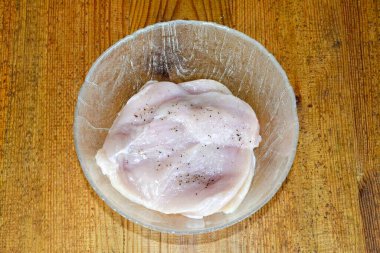 Daha pürüzsüz bir fileto yapmak için göğsü hafifçe kestim. Her tarafta tuz ve biber mevsimi.