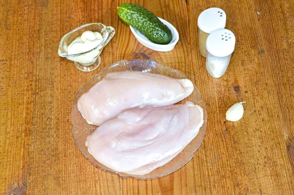 Πλύνετε Και Στεγνώστε Στήθος Κοτόπουλου Ξεφλουδίστε Σκόρδο Ετοιμάστε Μαγιονέζα Αγγούρι — Φωτογραφία Αρχείου