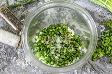 Tuz ve karabiber ekle. Başka baharat ve baharat eklemene gerek yok. Böylece kişniş aromasını ve tadını bastırmazlar..