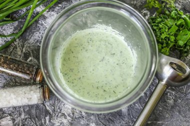 Tüm malzemeleri saf hale getirip, aromalı bir sosa dönüştürmek. Yeşil soğanlar sulu olduğu için, sos kalın olmayacak, ama kısmen sıvı olacak.