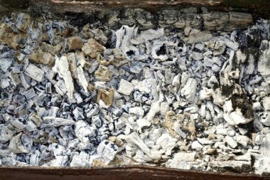 Ateşsiz, kömürlü bir mangal hazırlayın..