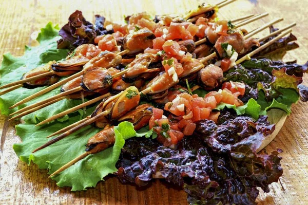 Şiş üzerindeki midyelerin Shashlik 'i piknik menüsü için harika bir fikir. Denemek için basit ve hızlı bir tarif öneriyorum. Afiyet olsun.!