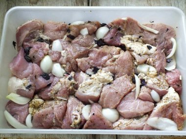 Domuzu büyük parçalara ayır. Fesleğeni güzelce doğra. Baharatları karıştır. Bir kabın içinde, et, baharat, fesleğen, arzu ederseniz soğan ekleyin. Konyakla ıslat ve ellerinle domuz kuyusunu hatırla. 4-5 saat açık kalsın..